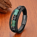 Détail d'un bracelet en cuir pour homme avec pierres vertes et fermoir magnétique en acier - Style 7 (Pierre Verte + Fermoir Argenté)