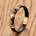 Detail eines schwarzen Lederarmbands mit goldenem Herzanhänger und zirkonia-besetzten Ringen - Glatter Herzstil