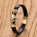 Detail eines schwarzen Lederarmbands mit goldenem Herzanhänger und funkelnden Kristallen - Love Beschriftungsstil