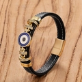 Detalle de pulsera de cuero negro para hombre con cierre magnético dorado y ojo turco - Estilo de Ojo Turco Multi-Aro (Estilo C) / 19cm