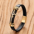 Detalle de pulsera de cuero negro con cruz dorada y dije de corazón sobre madera - Estilo Dorado B Cruz de Corazón / 19cm