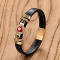 Detaillierte Nahaufnahme eines Herren-Lederarmbandes mit Evil Eye Symbol und Magnetverschluss - Industrieschnalle Rot-Schwarz-Weißes Augendesign (Stil G)