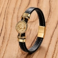 Détail du bracelet homme en cuir noir avec breloque lion dorée et fermoir magnétique - Style Relief Tête de Lion (Style G)