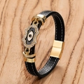 Detailaufnahme des Punk-Lederarmbands mit Hamsa-Hand und blauem Auge auf Holz - Gestepptes Leder Hand der Fatima (Stil I)