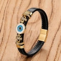 Detail von Evil Eye Lederarmband mit Goldmagnetverschluss und weißer Steppung - Dreifarbiges Böser Blick Design