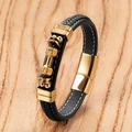 Detail von Herren-Lederarmband mit goldenem Hantel-Anhänger und LIVE LIFT Gravur - Gold-B / Klein