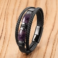 Dettaglio macro del bracciale maschile a tre strati in pelle nera con pietre viola - Decorazione in Pietra Grezza Viola (Stile-E)