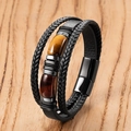 Dettaglio di bracciale multistrato in pelle nera con perle occhio di tigre e chiusura magnetica - Perla Oro-Marrone E Rosso-Marrone (Stile-G)