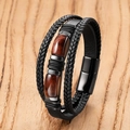 Dettaglio del bracciale multistrato in pelle con pietre occhio di tigre e chiusura magnetica - Texture Legno Rosso-Marrone (Stile-H)