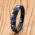 Dettaglio di bracciale da uomo in pelle nera con pietre naturali blu e chiusura magnetica - Colore Lapis (Stile-H)