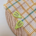 Detail von hellgrünen herzförmigen Mini-BB-Clips mit matter Lackierung - Grasgrün