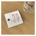 Détail de pinces à cheveux fraise de 5 cm avec motifs à carreaux sur carton - Fraise