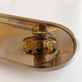 Vista detallada de pinza para el cabello de resina ámbar con resorte de metal dorado - Ámbar