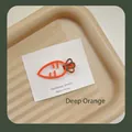 Nahaufnahme einer süßen Karotten-Haarspange in Dunkelorange mit Schmuck-Displaykarte - Hohle Karotte Stil (Mit Karte) / Dunkelorange