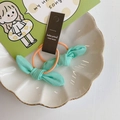 Set mit zwei handgefertigten mintgrünen Hasenohr-Haargummis mit orangefarbenem Gummiband - Minzgrünes Schleife Haargummi