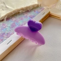Detail einer lila Herz-Haarklammer mit mattem Finish und glänzendem Harzornament - Hellviolett