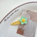 Lindas pinzas de estrella color caramelo verde menta y amarillo en un plato blanco - Estrella Verde