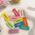 Set de pinzas para el cabello rectangulares en colores pastel sobre bandeja de cerámica blanca - Estilo Cara Cuadrada