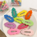 Primer plano de horquillas infantiles con forma de nube en diversos colores pastel - Estilo Nube