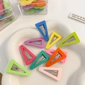 Set de horquillas triangulares de colores para niñas en bandeja de cerámica blanca - Estilo Triángulo