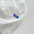 Fermaglio per capelli in metallo verniciato blu Klein da 2 cm su sfondo bianco - Blu Klein