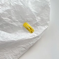 Mini clip per capelli BB in metallo giallo brillante opaco su carta bianca testurizzata - Giallo scuro