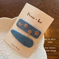 Zwei blaue Haarspangen mit Blumenstickerei und Denim-Design auf Display-Karte - Gelbe Blume und Einfarbig Wassertropfen Stil