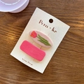 Handgefertigtes Stoff-Haarclip-Set mit wassermelonenroter und Blumenstickerei auf Karte - Tulpenstickerei Und Quadratischer Stil