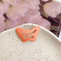 Lebhafte orangefarbene Schmetterlings-Haarspange mit matter Metalloberfläche im Y2K-Stil - Schmetterlingsform / Orange