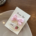Set con fermaglio a fiocco rosa e clip BB in tessuto bianco con ricamo fragola - Rosa e Fragola