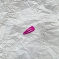Mini barrette goutte d'eau 2cm en métal laqué magenta sur papier texturé blanc - Rose Rouge (32)