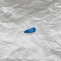 Barrette goutte d'eau bleue en métal 2cm pour poupées ou animaux sur papier blanc - Bleu Foncé (20)