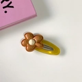 Pinza para el pelo con flor de resina marrón sobre base de pico de pato amarilla translúcida - Flores Café
