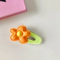 Pinza para el pelo con flor naranja y base verde lima para niñas y bebés - Floral Naranja