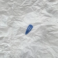 Barrette goutte bleu mat de 2 cm pour poupées et coiffure sur surface blanche texturée - Azur (19)