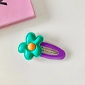 Pinza para el pelo flor verde menta con centro naranja en un pasador de metal púrpura - Flor Verde Menta