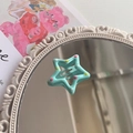 Graziosa clip per capelli a stella azzurra con pois colorati su base a specchio - Verde Menta