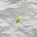 Barrette BB jaune vif de 2 cm en forme de goutte avec finition laquée pour poupées - Jaune