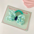 Elastico per capelli con fiocco floreale verde menta con motivi bianchi e fascia fatta a mano - Stile Scrunchie / Verde