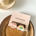 Schattige mini haarklemmen met roze schaap en regenboog op een displaykaart - Hond Regenboog