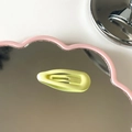 Matter gelber BB-Haarclip mit Gummibeschichtung für Kinder auf dekorativem rosa Spiegel - Matt Hellgelb