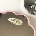 Minimalistische 3cm weiße matte BB-Haarklammer auf einem dekorativen Wolkenspiegel - Matt Cremeweiß