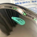 Clip para el pelo de 3cm verde menta mate para niñas en una bandeja de metal brillante - Verde esmeralda