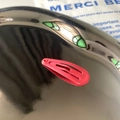 Pinza para el pelo roja vibrante con acabado mate en fondo decorativo de bandeja metálica - Rojo Sandía