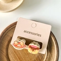 Schattige cartoon haarclips met beer- en taartontwerpen op een roze kaart - Beer Cupcake