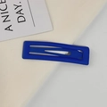 Matte Kleinblaue rechteckige BB-Haarklammer mit Textur auf weißem Hintergrund - Quadratisch / Blau