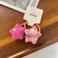 Chouchous pour enfants avec étoiles en tissu rose et à carreaux sur fond en bois - Étoile à Carreaux Rose