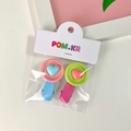 Set van roze en groene hartvormige haarspelden op witte pom.kr kaartverpakking - Blauwe en Roze Haarclips