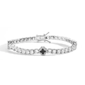 Detalle de una pulsera tennis de plata con un trébol negro y pavé de diamantes brillantes - Trébol Negro / Plateado / 18cm