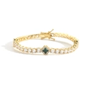 Detalle de pulsera tenis dorada con piedras blancas y un trébol de malaquita verde - Trébol Verde / Dorado / 18cm
